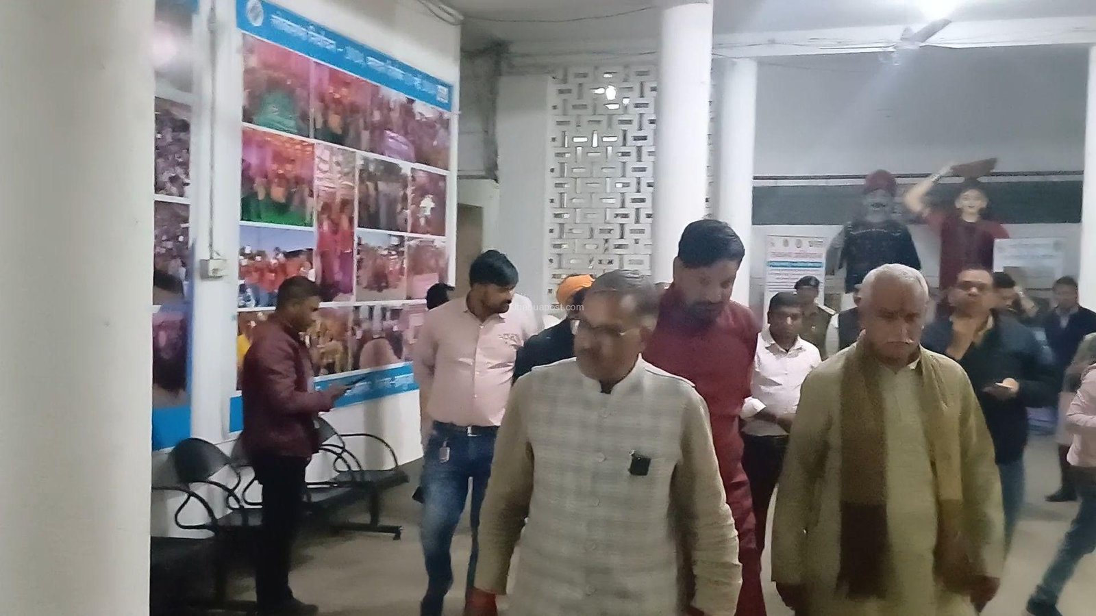 झाबुआ 'गौ-नरसंहार': 100 से ज़्यादा गौवंश का कत्ल, वन विभाग की जमीन पर कैसे चली 'मांस की फैक्ट्री'? गौरक्षा प्रमुख सोहन विश्वकर्मा ने उठाए गंभीर सवाल । 2 गौरक्षा प्रमुख सोहन विश्वकर्मा मिली कलक्टर और अधिकारियों से ।