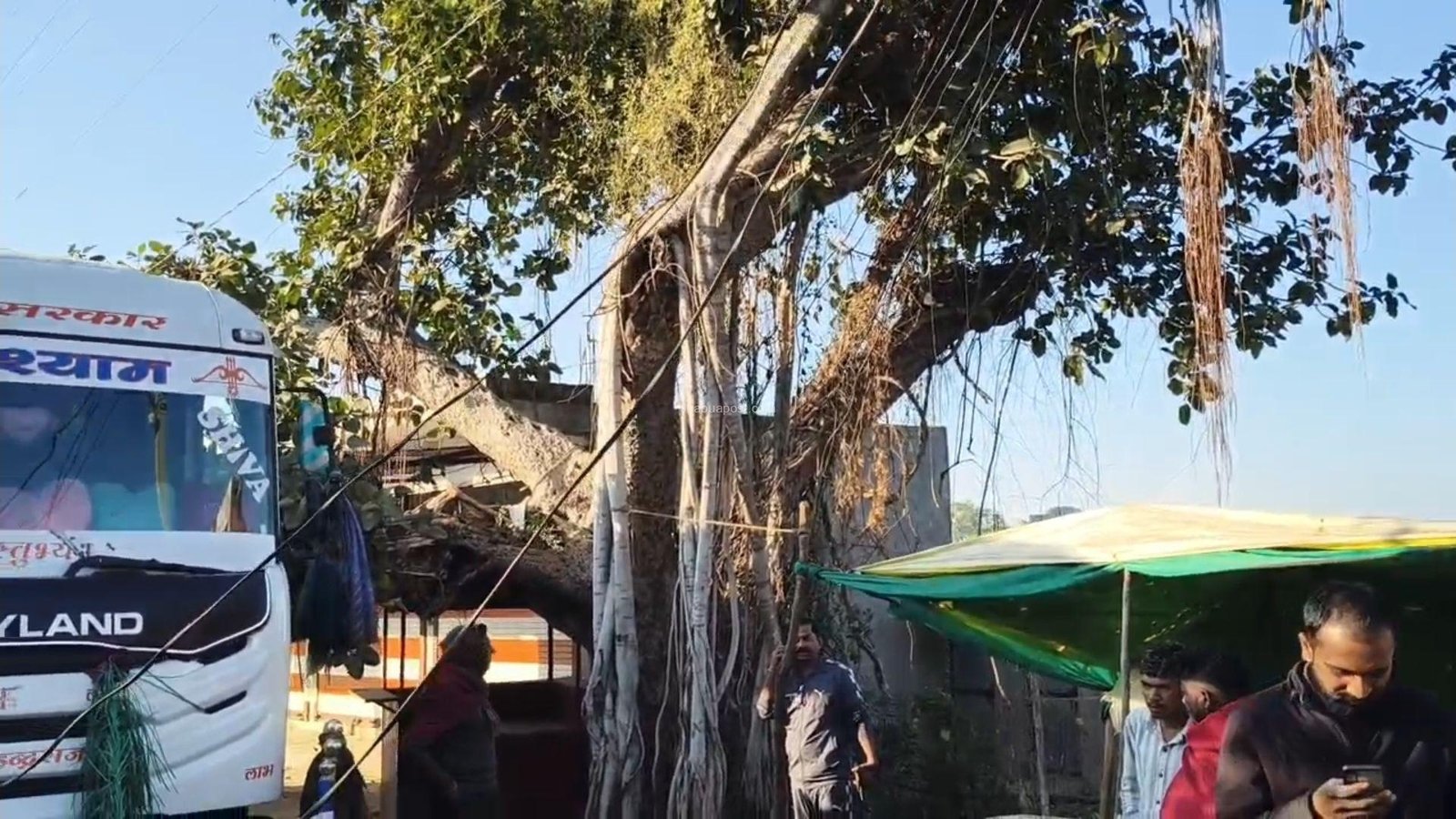 रेत का डंपर फिर बना काल: परवलिया स्कूल चौराहे पर दर्दनाक हादसा, बाइक सवार की मौत 1 screenshot 20251213 101942 gallery578678906180726637