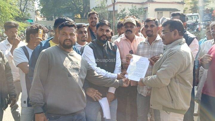 Jhabua News: राशन की दुकान के लिए ग्रामीण पहुंचे झाबुआ, दूर दुकान होने से लोग उठा रहे परेशानी, 2 screenshot 20251217 201448 gallery7654395625617646498