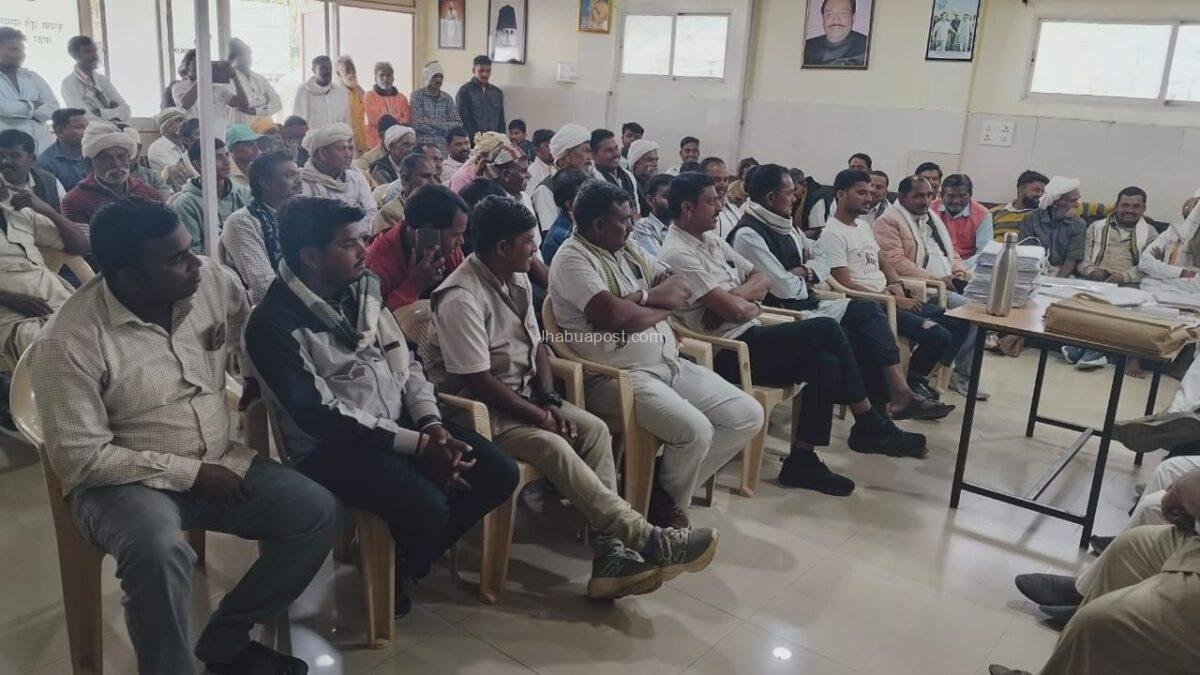 झाबुआ: ब्लॉक कांग्रेस की बैठक में संगठन विस्तार पर जोर, नई मतदाता सूची का वितरण; हर पंचायत में बनेगी कांग्रेस कमेटी 2 img 20260105 wa00163507790701059831550