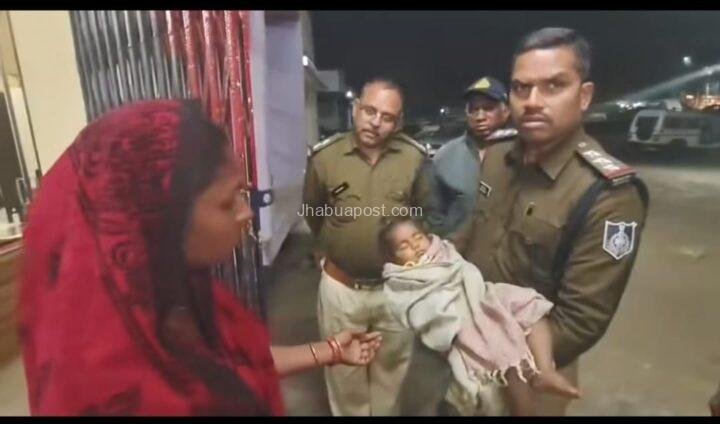 गायब बच्ची को पुलिस ने रात के अंधेरे में खोज निकाला, माँ की गोद में लौटी तो छलक आए आंसू 1 img 20260108 wa00137293640790949041201
