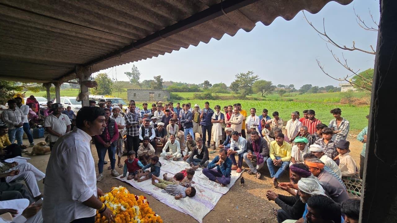 झाबुआ: विधायक डॉ. विक्रांत भूरिया का पिटोल क्षेत्र में सघन दौरा, कालाखूँट में ट्रांसफार्मर का शुभारंभ; मनरेगा और बिजली-पानी के मुद्दों पर सरकार को घेरा 1 img 20260108 wa00361102407324555288926