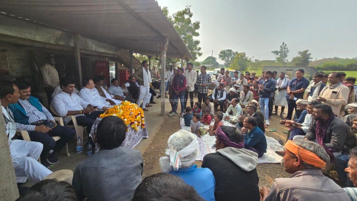 झाबुआ: विधायक डॉ. विक्रांत भूरिया का पिटोल क्षेत्र में सघन दौरा, कालाखूँट में ट्रांसफार्मर का शुभारंभ; मनरेगा और बिजली-पानी के मुद्दों पर सरकार को घेरा 2 img 20260108 wa0037436741621040417732