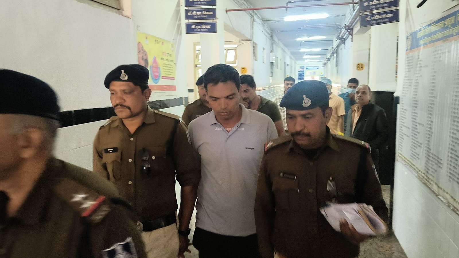 रक्षक बना भक्षक: झाबुआ पुलिस आरक्षक ने ही की मासूम से गंदी हरकत, भेजा गया जेल 8 img 20260111 wa00539126567956340779982