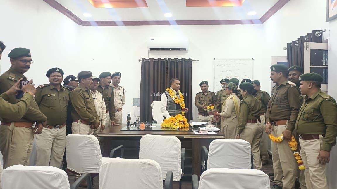 Jhabua News: वन मंडल कार्यालय में कर्मचारी संघ ने की नवागत DFO से सौजन्य भेंट, कर्मचारी हितों पर हुई चर्चा 5 img 20260115 wa00325626145219219725845