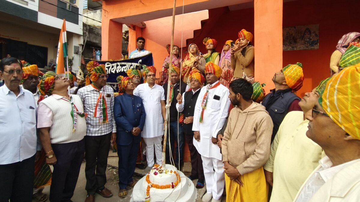 करवड़ में गणतंत्र दिवस की धूम: फहराया तिरंगा,गूंजे देश भक्ति के नारे, बच्चों ने निकाली प्रभात फेरी 1 img 20260126 wa00355364058863012487750