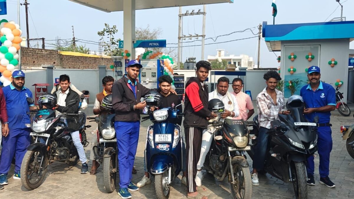 झाबुआ: पेट्रोल पंप की अनूठी पहल, जहाँ पेट्रोल के साथ मुफ्त मिला 'जीवन सुरक्षा कवच' 1 img 20260128 wa00094117654193937352459