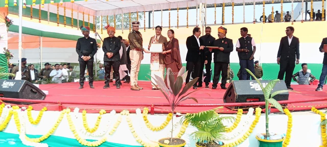 झाबुआ: गणतंत्र दिवस उत्कृष्ट सेवाओं के लिए आशा सुपरवाइजर और शिक्षक सम्मानित 8 img 20260128 wa001735435306001136715