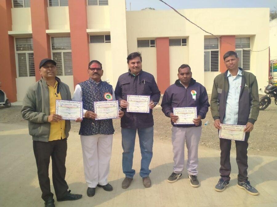 झाबुआ: गणतंत्र दिवस उत्कृष्ट सेवाओं के लिए आशा सुपरवाइजर और शिक्षक सम्मानित 1 img 20260128 wa00355805910482821990171