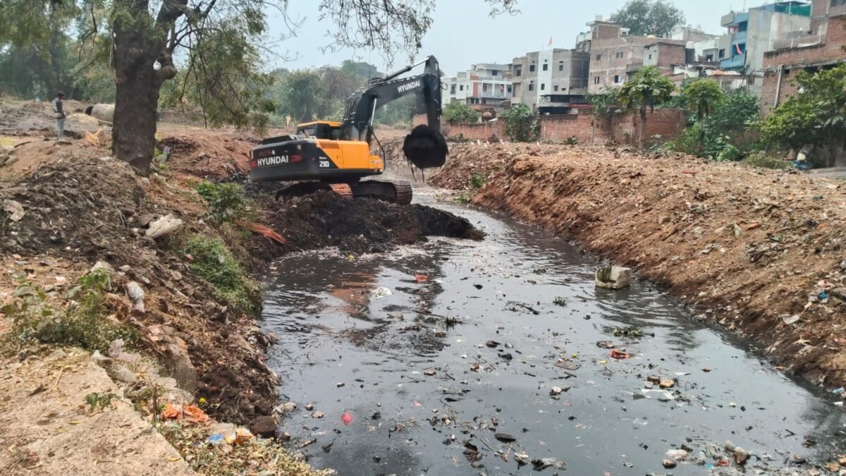 झाबुआ को मिलेगी 10 करोड़ की लिंक रोड की सौगात: कालिका माता मंदिर से बस स्टैंड तक मिलेगी नई राह, नाला सफाई अभियान शुरू 3 img 20260129 wa0003389378513630847659