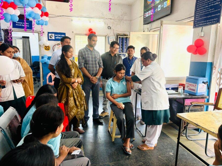 झाबुआ: सर्वाइकल कैंसर के खिलाफ बड़ी जंग, 14 वर्ष की बेटियों को लगा एचपीवी का सुरक्षा कवच 1 img 20260228 wa00185997753333306106615