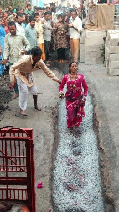 आस्था की अग्निपरीक्षा: हिंगलाज माता की मन्नत पूरी करने धधकते अंगारों पर चले सैकड़ों भक्त 1 img 20260305 wa00064407591412168992501