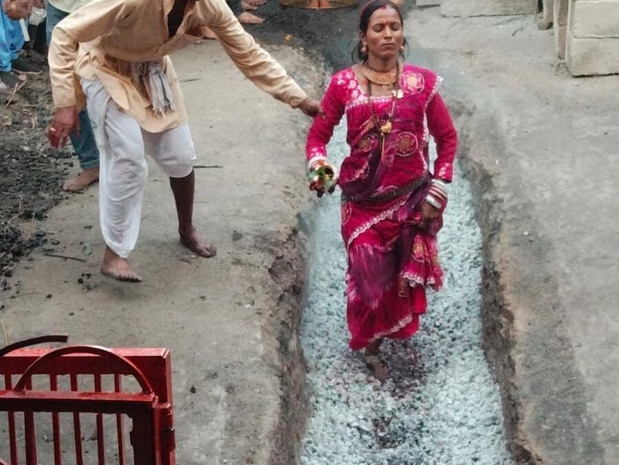  करवड़ मन्नत पूरी करने के लिए धधकते अंगारों पर चलते हैं यहां मन्नतधारी 
