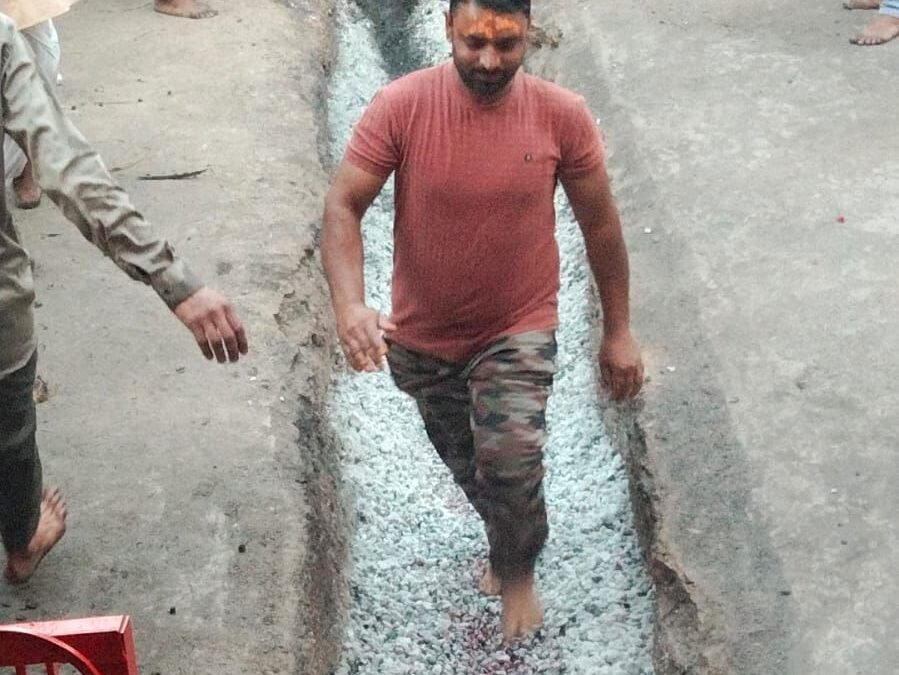  करवड़ मन्नत पूरी करने के लिए धधकते अंगारों पर चलते हैं यहां मन्नतधारी 