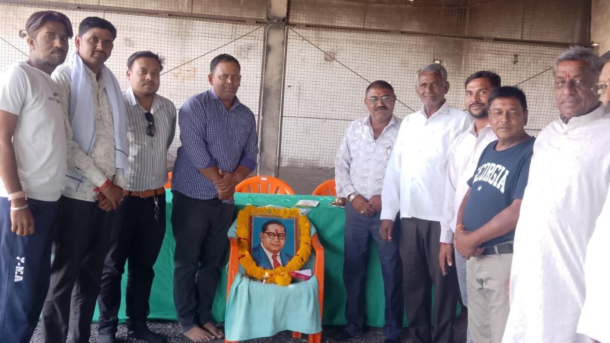 धूमधाम से मनाई गई डॉ. भीमराव अंबेडकर जयंती, ग्रामीणों ने ली नशा मुक्ति की शपथ; ग्राम सभा में लिए गए अहम फैसले 2 img 20260414 wa00478045160789487940642