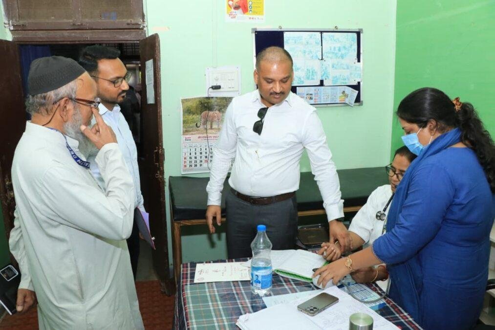 झाबुआ: कलेक्टर डॉ. योगेश भरसट ने किया CHC राणापुर का औचक निरीक्षण, स्वास्थ्य सेवाओं को लेकर दिए सख्त निर्देश 2 img 20260417 wa00562475074493082331827