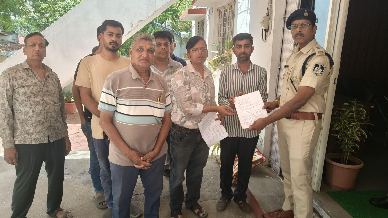 झाबुआ सर्राफा व्यापारी ने AAP नेता पर लगाए गंभीर आरोप, आप नेता का दावा मामला 4 किलो चांदी का । 2 झाबुआ एएसपी को आवेदन सौंपते हुए सर्राफा व्यापारी ।