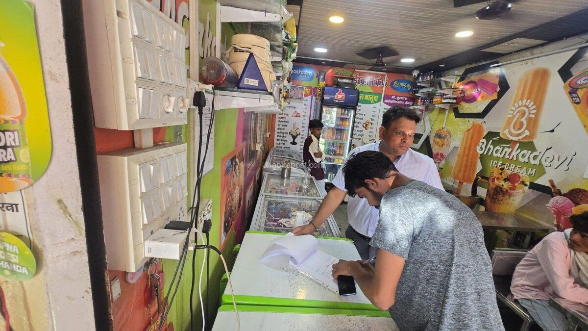 झाबुआ: एक्सपायरी कोल्ड ड्रिंक बेचने और MRP से अधिक वसूली पर दो दुकानों पर केस दर्ज