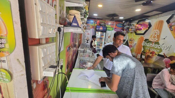 झाबुआ: एक्सपायरी कोल्ड ड्रिंक बेचने और MRP से अधिक वसूली पर दो दुकानों पर केस दर्ज
