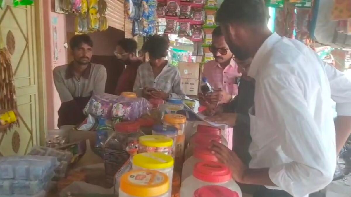 झाबुआ: MRP से अधिक वसूली पर कार्रवाई, 34 किलो एक्सपायरी खाद्य सामग्री नष्ट 1 झाबुआ: MRP से अधिक वसूली पर कार्रवाई, 34 किलो एक्सपायरी खाद्य सामग्री नष्ट
