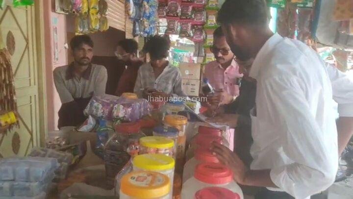 झाबुआ: MRP से अधिक वसूली पर कार्रवाई, 34 किलो एक्सपायरी खाद्य सामग्री नष्ट 15 झाबुआ: MRP से अधिक वसूली पर कार्रवाई, 34 किलो एक्सपायरी खाद्य सामग्री नष्ट