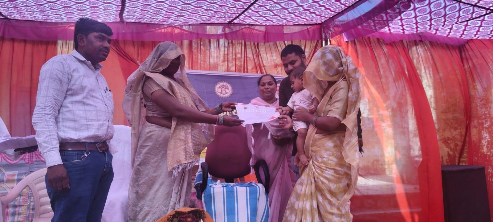 JHABUA : उमरकोट में 3 दिवसीय जन कल्याण शिविर संपन्न, 23 विभागों के अधिकारियों ने सुनी ग्रामीणों की समस्याएं 6 JHABUA : उमरकोट में 3 दिवसीय जन कल्याण शिविर संपन्न, 23 विभागों के अधिकारियों ने सुनी ग्रामीणों की समस्याएं