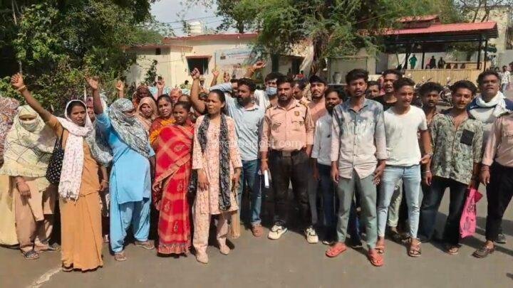 Jhabua-Hospital-Strike-Outsource-Staff: झाबुआ जिला अस्पताल में 124 आउटसोर्स कर्मचारियों की अनिश्चितकालीन हड़ताल, ठप हुई सफाई व्यवस्था