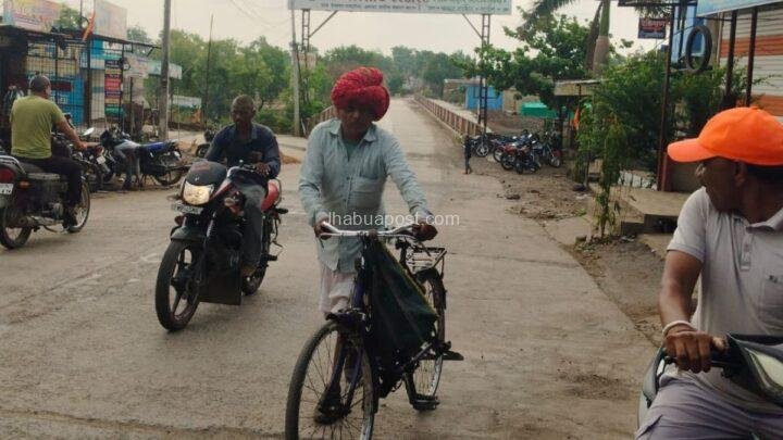 World Bicycle Day: झाबुआ के सुखराम को  मिलता है साइकिल में सुख, रोज चलाते हैं 16 किमी
