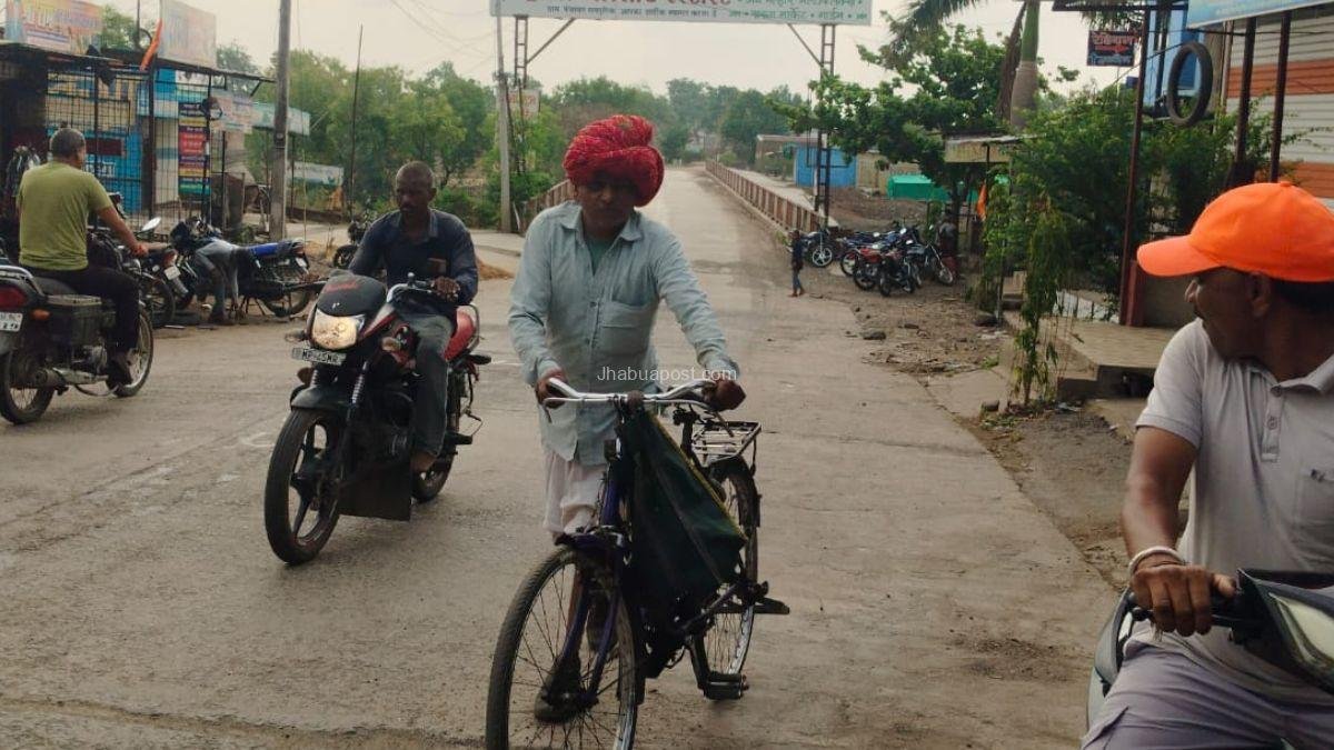 World Bicycle Day: झाबुआ के सुखराम को  मिलता है साइकिल में सुख, रोज चलाते हैं 16 किमी