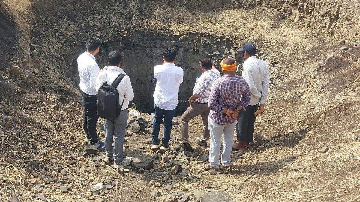 झाबुआ: गुंदीपाड़ा में 12 साल की शिवानी की मौत के बाद पटवारी-सचिव पर गिरी गाज, दोनों निलंबित 1 झाबुआ: गुंदीपाड़ा में 12 साल की शिवानी की मौत के बाद पटवारी-सचिव पर गिरी गाज, दोनों निलंबित
