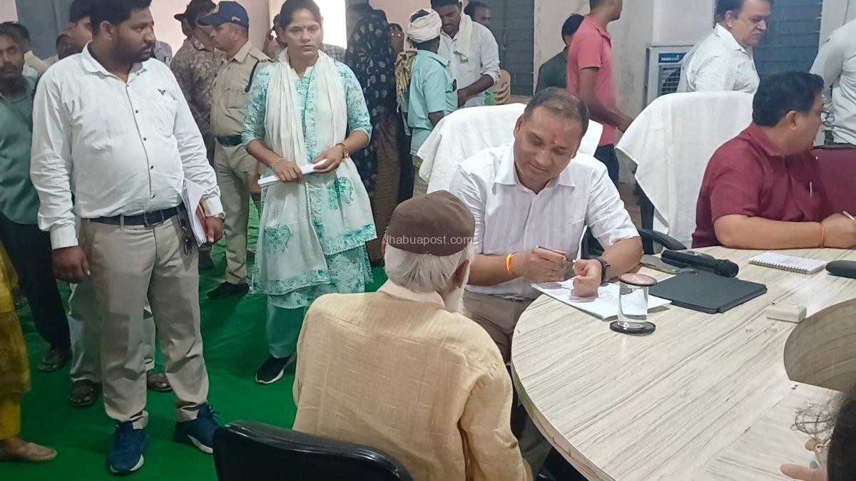 झाबुआ कलेक्टर के पास पहुंचा बुजुर्ग पिता, बेटे से हक दिला दो 2 झाबुआ कलेक्टर के पास पहुंचा बुजुर्ग पिता, बेटे से हक दिला दो