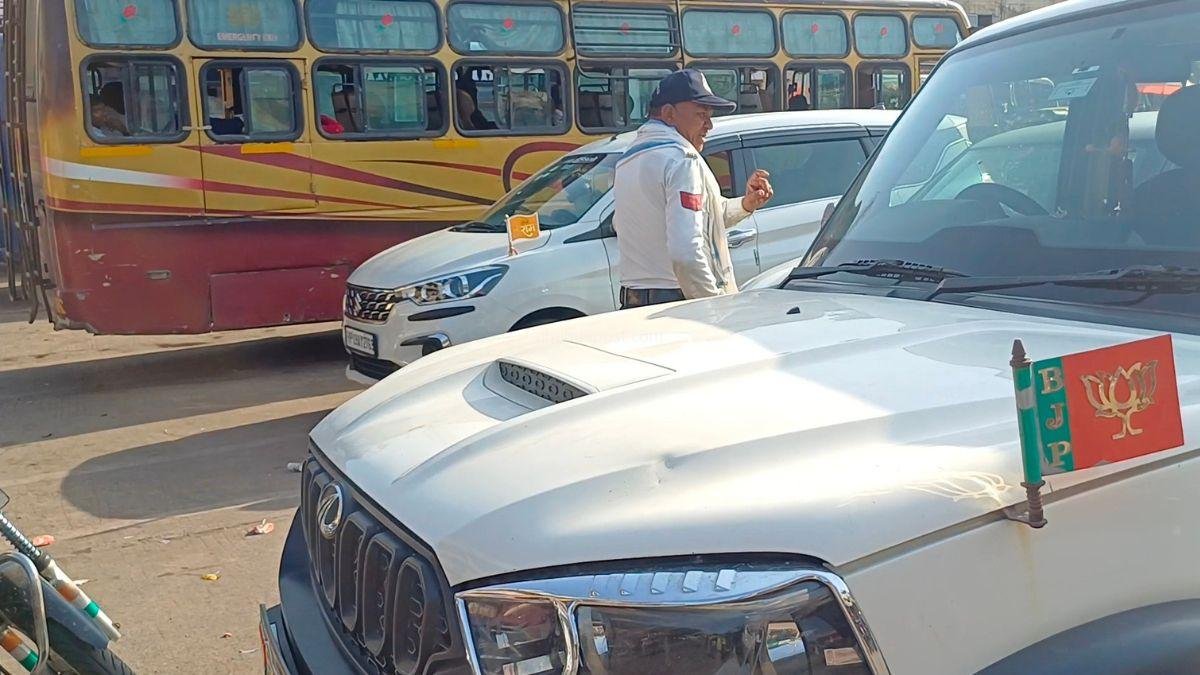 झाबुआ बस स्टैंड पर अवैध पार्किंग: युवा मोर्चा अध्यक्ष और पुलिस के वाहन को हटाने में ट्रैफिक जवान बेबस 3 झाबुआ बस स्टैंड अवैध पार्किंग