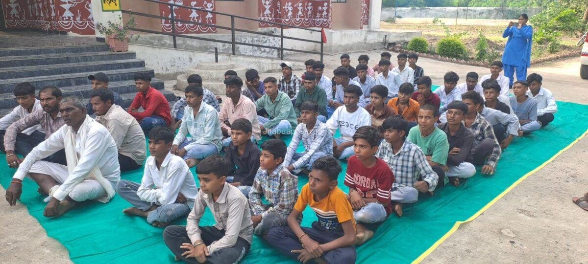 jhabua करवड़ में पुलिस अफसरों ने बच्चों को दिलाई 'नशा मुक्ति' की शपथ