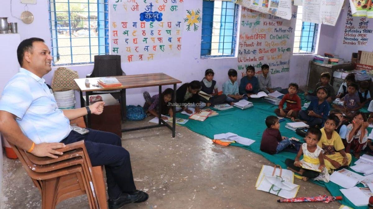 Jhabua School Inspection: स्कूल के बरामदे में खड़ा था ट्रैक्टर, 2:30 बजे ही कर दी बच्चों की छुट्टी; कलेक्टर के औचक निरीक्षण में खुली पोल