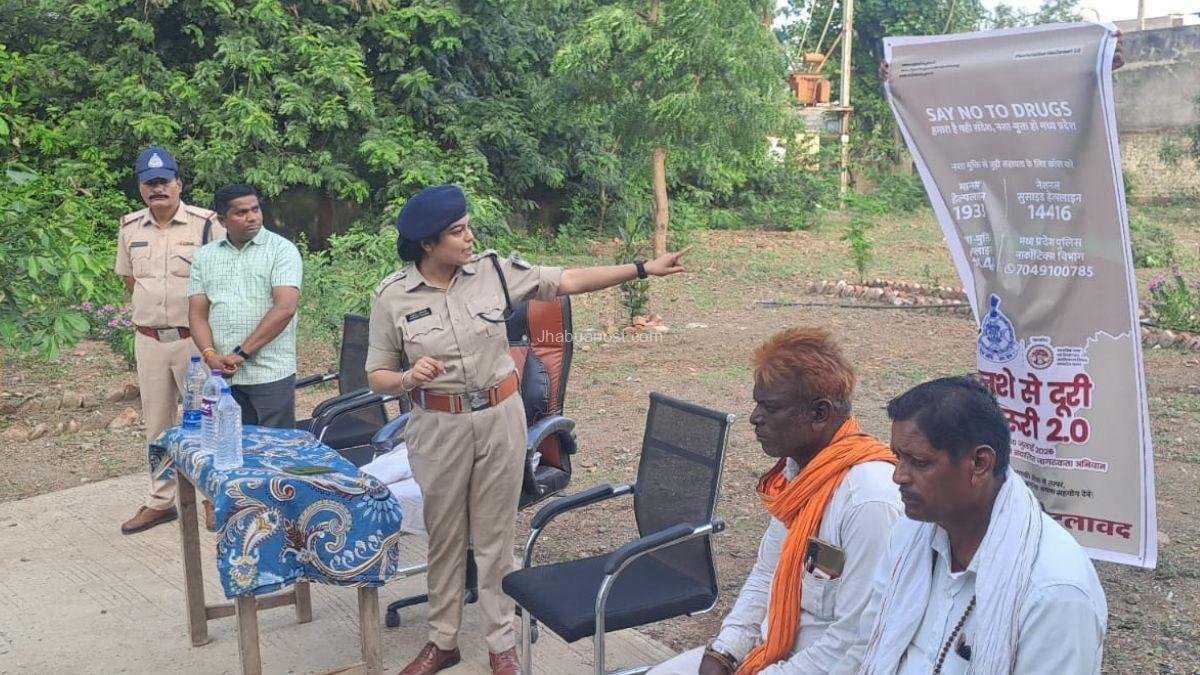 Jhabua : नशे से दूरी अभियान, करवड़ में पुलिस अफसरों ने बच्चों को दिलाई 'नशा मुक्ति' की शपथ 1 Jhabua : नशे से दूरी अभियान, करवड़ में पुलिस अफसरों ने बच्चों को दिलाई ‘नशा मुक्ति’ की शपथ