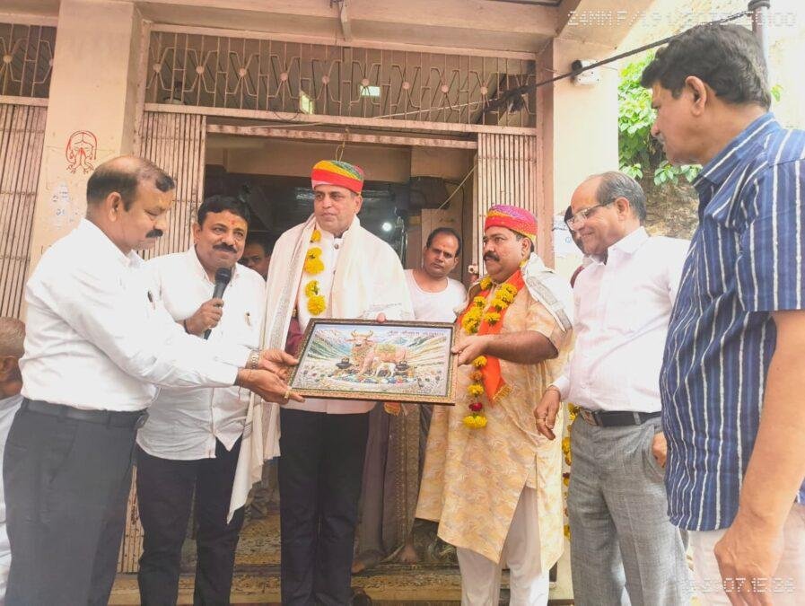 jhabua मंदिर निर्माण और समाज सेवा में आर्थिक सहयोग (दान) प्रदान करने वाले सभी उदार 'भामाशाहों' का भी मंच से सार्वजनिक सम्मान किया गया।