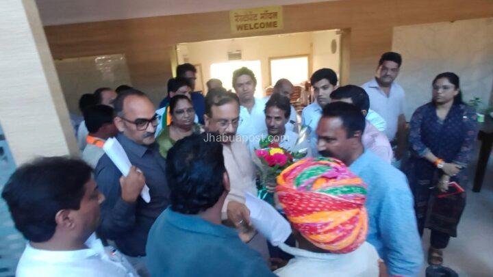 Jhabua : दफ्तरों की खाक छान रहा गरीब ‘मकना’; प्रभारी मंत्री से भी लगाई गुहार, आखिर कब होगी रसूखदारों पर कार्रवाई ?