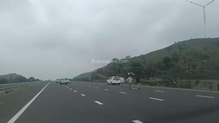 Delhi Mumbai Expressway : 120 की रफ्तार से दौड़ रही थीं  गडकरी के काफिले की गाड़ियां, अचानक सामने आ गए ग्रामीण