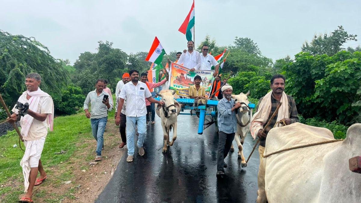 Bjp kisan morcha ने निकाली तिरंगा यात्रा, झमाझम बारिश, सजी बैलगाड़ी और कंधे पर हल