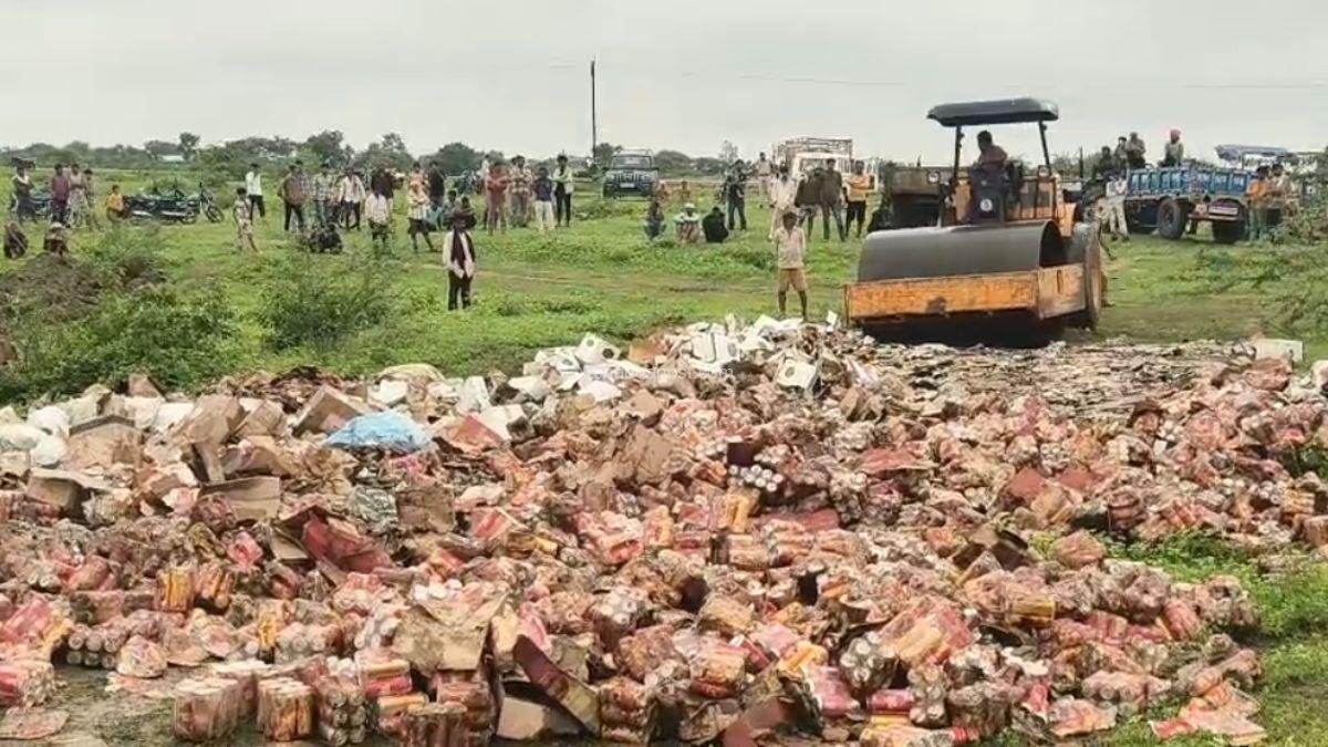 Jhabua Police Action: 14 हजार लीटर अवैध शराब पर चला बुलडोजर