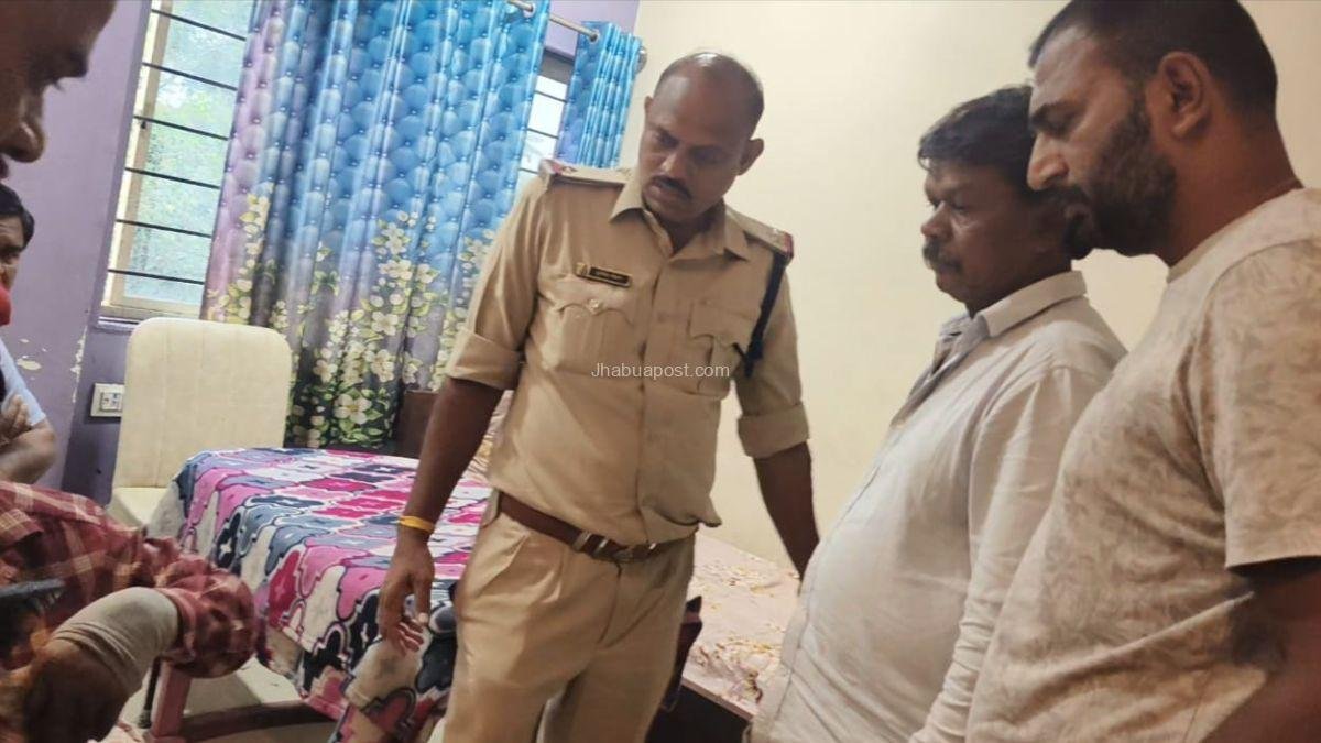 Jhabua Police Action: पिटोल के 'सागर होटल' में चल रहा था जुआखाना, दबिश में 5 जुआरी और संचालक गिरफ्तार 3 Jhabua Police Action: पिटोल के ‘सागर होटल’ में चल रहा था जुआखाना, दबिश में 5 जुआरी और संचालक गिरफ्तार