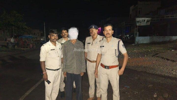 Jhabua Police Action: आधी रात को एक्शन में 150 पुलिसकर्मी, 10 हजार के इनामी सहित 27 वारंटी गिरफ्तार 73 Jhabua Police Action: आधी रात को एक्शन में 150 पुलिसकर्मी, 10 हजार के इनामी सहित 27 वारंटी गिरफ्तार