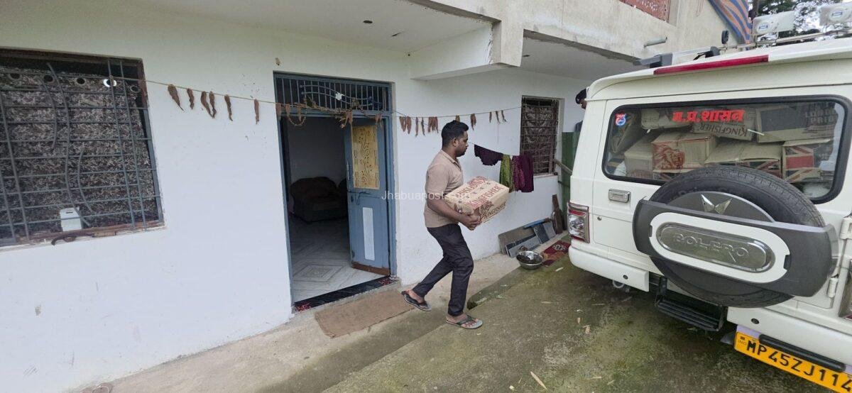 Jhabua Excise Raid: झाबुआ में आबकारी विभाग का बड़ा छापा! रजला के ढाबे से पकड़ी सवा लाख की विदेशी शराब, आरोपी फरार 3 img 20260812 wa00538994146396285667459